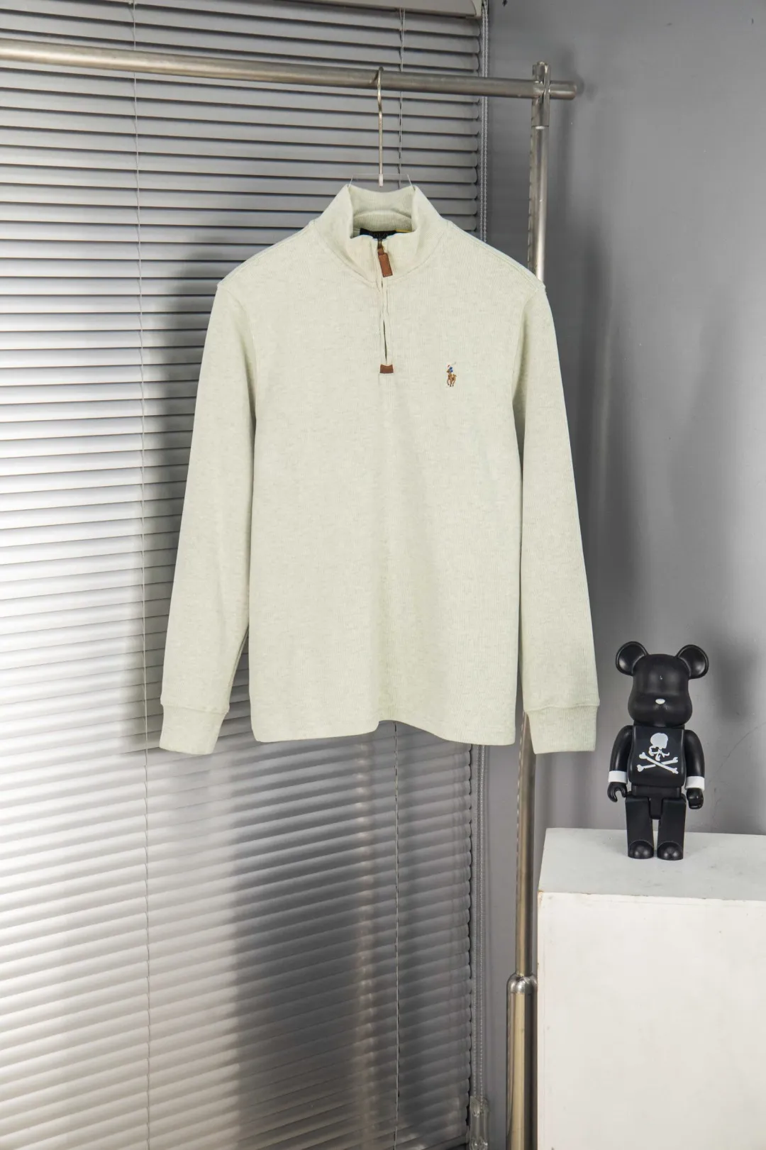 🅿️260 new model number: B143 Ralph Lauren's new half-zip sweatshirt top with colorful logo embroidery on the chest 1️⃣ Developed using original fabric, the fabric properties are similar to wool, soft and light to the touch, and has good wrapping and elasticity! 2️⃣The iconic embroidery design style on the chest is very youthful and energetic, and can be easily worn by both men and women. It is very in line with the fashion aesthetic concepts of today's young people! 3️⃣Simple style, comfortable to wear, same style for men and women, a must-have for couples! 4️⃣Full set of customized accessories, complete with three standards Color: gray, beige Size: S, M, L, XL